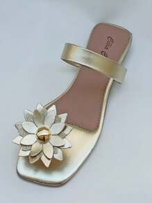 Sandália rasteirinha dedinho com flor e spike tira larga dourado ouro light