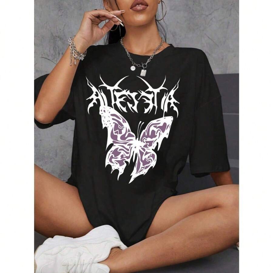 Camiseta Oversized Gola Redonda Tercido Leve Confortável Macio Estampada Borboleta Dark Blusa Estilo Skatista Old School Minimalista Manga Curta Swag Básica - Preto - Visão 1