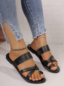 Sandales romaines tressées plates de style coréen casual à large ajustement pour femmes, nouvelle arrivée d'été, sandales plates à la mode pour dames assortissant avec les jupes