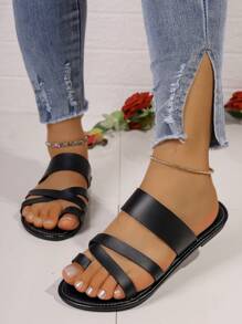 Sandales romaines tressées plates de style coréen casual à large ajustement pour femmes, nouvelle arrivée d'été, sandales plates à la mode pour dames assortissant avec les jupes