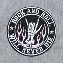 摇滚永不消亡圆形刺绣熨烫贴片，时尚骷髅和手势图案，DIY T恤、夹克、背包、服装装饰，可熨烫或缝制，适合万圣节、夏季、学校等场合。 - 白色 - 查看 5