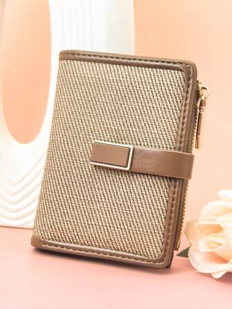 MINGYOU Portefeuille court pour femme en PU de style vintage avec texture de tissu. Patchwork mode avec épissure de paille et couleurs contrastées sophistiquées. Fermeture à pression. Grande capacité, plusieurs emplacements pour cartes, porte-monnaie multifonction. Compact, léger et pratique à porter. Idéal comme cadeau pour les vacances.