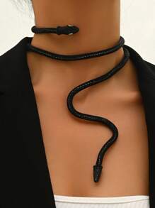 قلادة عنق مضبوطة الحجم بطبعة جلد الثعبان المقلد الأنيقة والمبالغ بها، يمكن ارتداؤها بشكل مرتخي حول الرقبة قطعة واحدة
