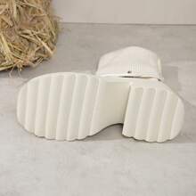 Giày bốt cổ ngắn mùa đông cho nữ có khóa kéo bên hông thời trang mới, có thể gập lại, có thể điều chỉnh, màu trắng, đế cao, mũi tròn, gót 9cm, đế chống thấm nước 4cm, áo khoác thời trang - trắng - Xem 4