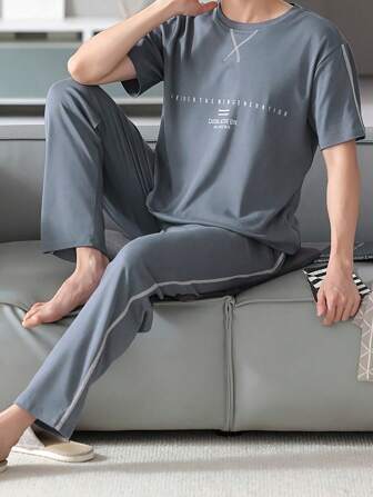 Enkel och trendig herrpyjamasdräkt med kort ärm, topp och byxor, textmönster, hudvänlig, bekväm, andningsbar, kan bäras hemma i två delar