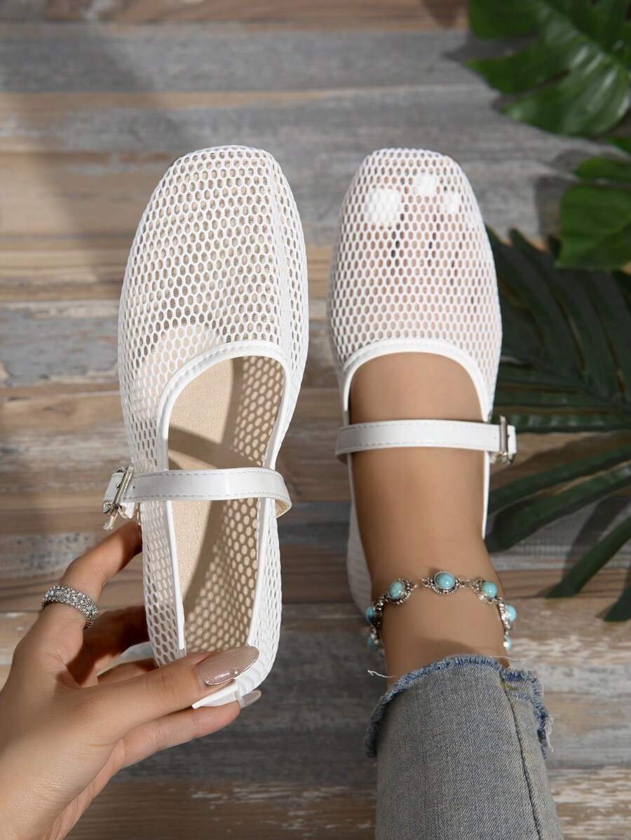 方头时尚镂空格子芭蕾平底鞋，带扣细节，简约设计 - 白色 - 查看 1