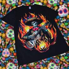 Camiseta Unisex Adulto Cráneo mariachi en llamas. Resplandeciente con la luz Neón o negra para  festejo de día de los muertos y halloween. Serigrafia neón. - Negro - Ver 6