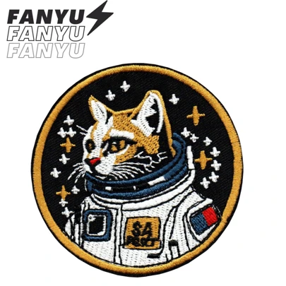 太空猫探险家布贴，酷炫太空猫刺绣布贴 - 可熨烫/缝制装饰DIY配件，可缝制或熨烫在衣服、鞋子、帽子、包包上，或用于服装修补和装饰，适合夏季和学校穿着。