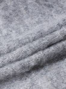 Luźny sweter typu pullover unisex, w kolorowe paski, haft literowy, puszysta dzianina, okrągły dekolt, odpowiedni na wiosnę, jesień i zimę