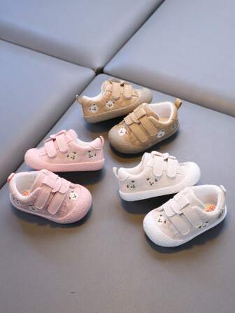 1-3 岁幼儿防滑软底鞋，小狗设计，新皮革，钩环闭合方便穿着，实用鞋垫，舒适运动鞋