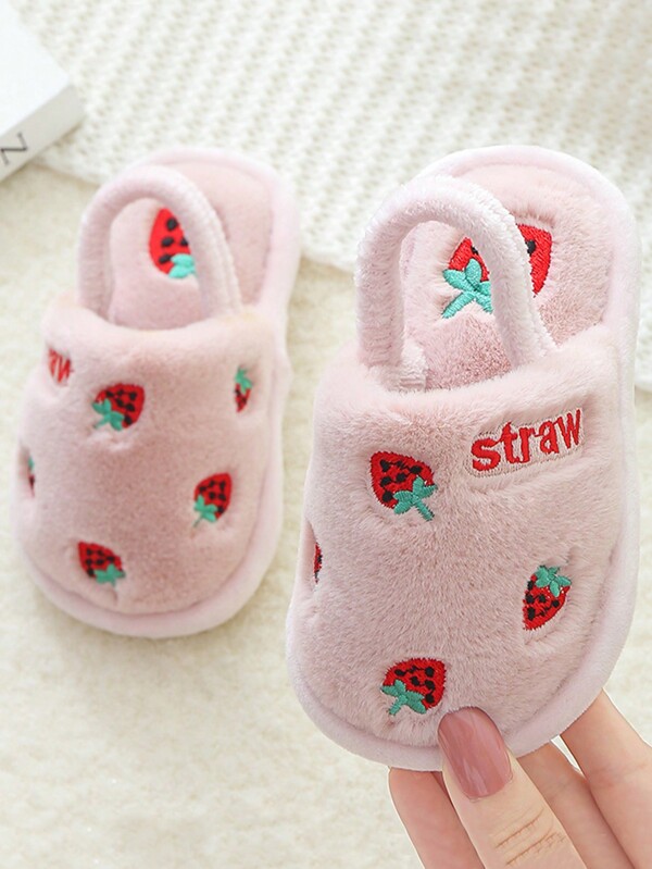 Une paire de pantoufles chaudes antidérapantes décorées d'une broderie de fraise, tendance et mignonne. Convient aux enfants.