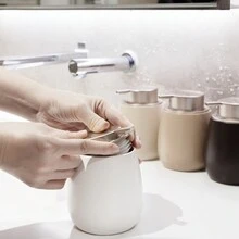 1个400毫升陶瓷手动按压式皂液器 - 宽口可重复灌装台面瓶，适用于洗手液、洗发水、润肤露 - 高品质，适用于浴室、厨房和酒店，无需用电 - 彩色 - 查看 5