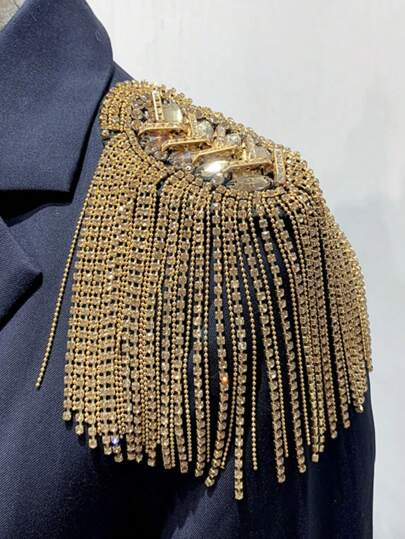 1入磅礡的金色肩章,配飾設計帶有流蘇和鑲嵌鑽石,適用於男士正式西裝之配飾肩章
