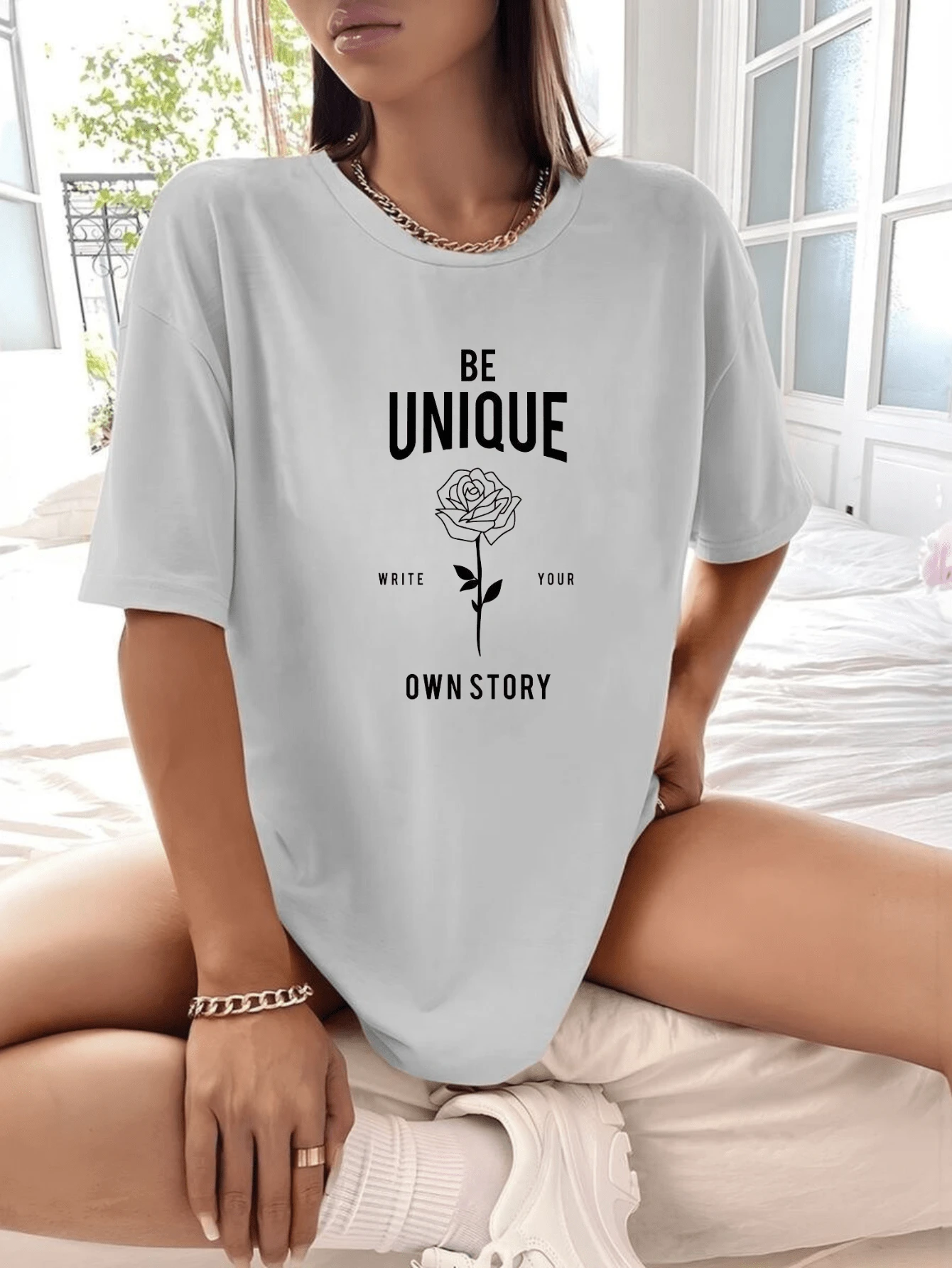 Camiseta Feminina Unique Unica História Flor Rosa Streetwear Algodão Malha Premium Promoção Camisa Oversized Lançamento - Branco - Visão 1