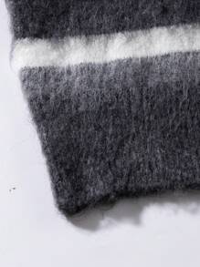 Luźny sweter typu pullover unisex, w kolorowe paski, haft literowy, puszysta dzianina, okrągły dekolt, odpowiedni na wiosnę, jesień i zimę