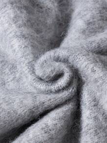 Luźny sweter typu pullover unisex, w kolorowe paski, haft literowy, puszysta dzianina, okrągły dekolt, odpowiedni na wiosnę, jesień i zimę