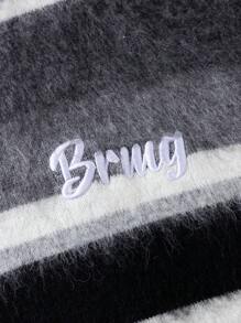 Luźny sweter typu pullover unisex, w kolorowe paski, haft literowy, puszysta dzianina, okrągły dekolt, odpowiedni na wiosnę, jesień i zimę