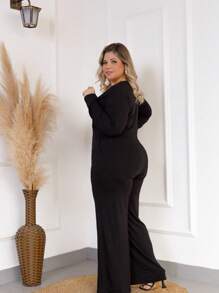 Macacão Plus Size com Manga Longa Decoye em V com Bolso - Preto - Visão 2