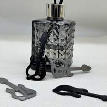 1pc Multifunctionele Draagbare Gitaarvormige Flessenopener, Met Liniaal, Moersleutel, Camping Survival Noodgereedschap, Aanpasbare Naam, Kerst-/Feestcadeau, Kerstcadeaus, Vrolijk Kerstfeest