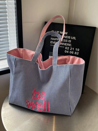 这款双面条纹帆布手提袋轻便易携，商务休闲场合皆宜，也适合日常购物。尤其适合年轻的女大学生、职场新人以及白领人士。它还可以用作背包、手提包、帆布包或返校包。这款手提袋容量大、便携易折叠，是经典的休闲之选，尤其适合女大学生，特别是返校季、开学第一天、海滩度假等场合，是大学必备的手提袋。