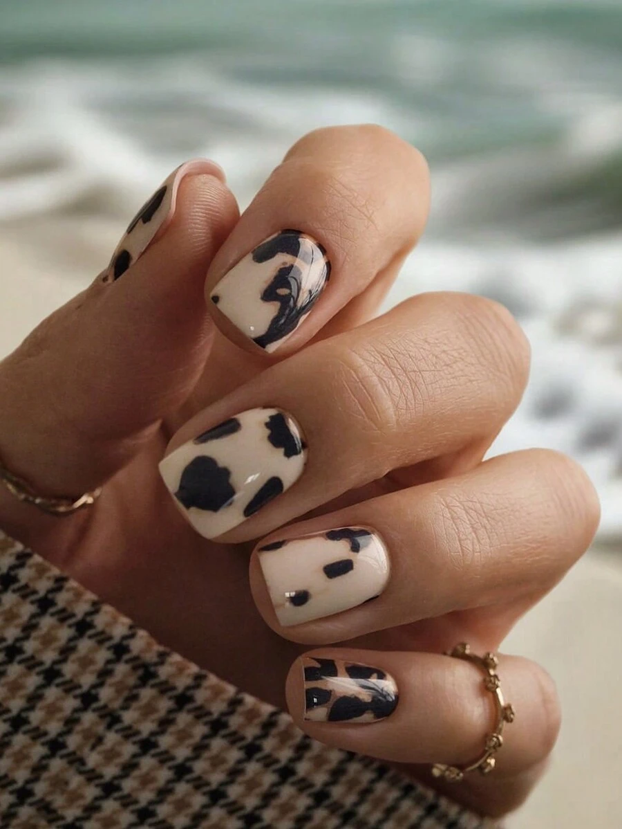 Bộ 24 móng tay giả vuông ngắn, họa tiết bò chấm bi màu trắng sữa, kiểu dáng dễ thương kèm 1 giũa móng và 1 gel thạch - Đen và trắng - Xem 1