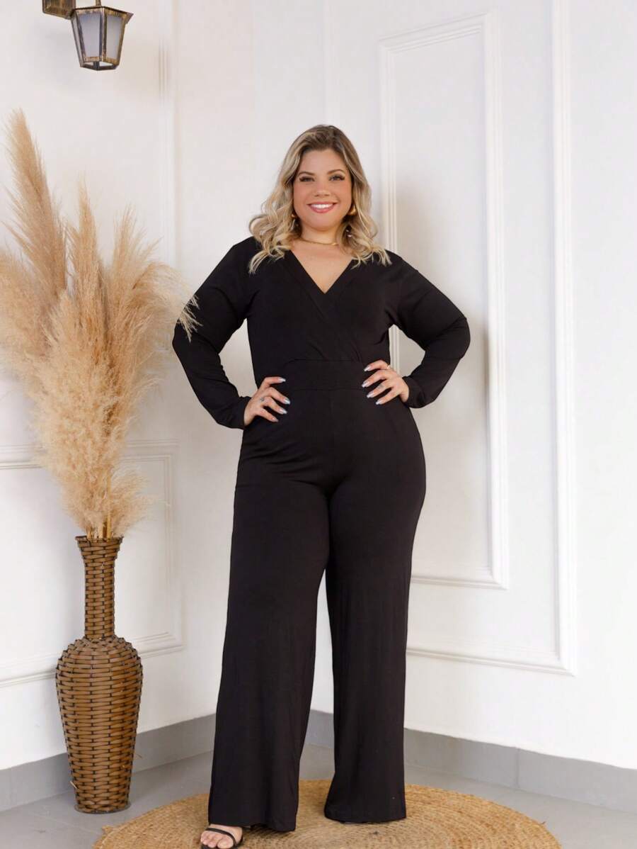 Macacão Plus Size com Manga Longa Decoye em V com Bolso - Preto - Visão 1