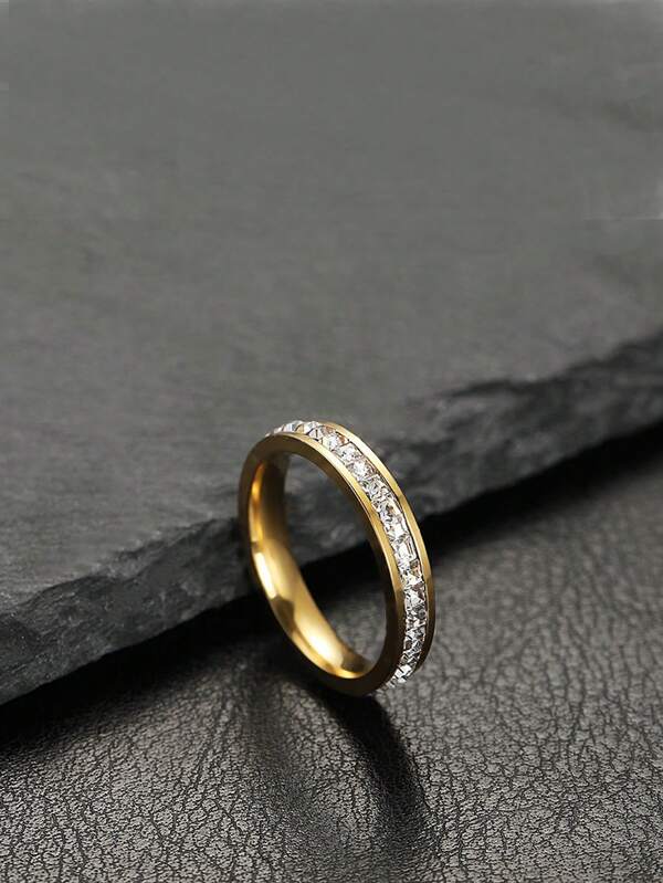 Anillo decorado con circonita cúbica