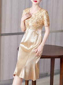 This Stylish And Luxurious Mermaid Evening Gown Is An Elegant And Glamorous Women's Dress. The Shimmering V-Neck Dress Is Champagne-Colored, Perfect For Toasting, And Features Heavy Rhinestone Details. Suitable For All Seasons, Including Christmas Eve, Christmas Day, Chinese New Year, And New Year's Eve. It's Also Suitable For Everyday Wear, Casual Occasions, Weddings, Banquets, Parties, Engagements, Ceremonies, Social Events, Vacations, Semi-Formal Settings, And Birthday Celebrations.