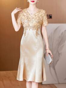 This Stylish And Luxurious Mermaid Evening Gown Is An Elegant And Glamorous Women's Dress. The Shimmering V-Neck Dress Is Champagne-Colored, Perfect For Toasting, And Features Heavy Rhinestone Details. Suitable For All Seasons, Including Christmas Eve, Christmas Day, Chinese New Year, And New Year's Eve. It's Also Suitable For Everyday Wear, Casual Occasions, Weddings, Banquets, Parties, Engagements, Ceremonies, Social Events, Vacations, Semi-Formal Settings, And Birthday Celebrations.