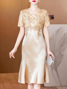 This Stylish And Luxurious Mermaid Evening Gown Is An Elegant And Glamorous Women's Dress. The Shimmering V-Neck Dress Is Champagne-Colored, Perfect For Toasting, And Features Heavy Rhinestone Details. Suitable For All Seasons, Including Christmas Eve, Christmas Day, Chinese New Year, And New Year's Eve. It's Also Suitable For Everyday Wear, Casual Occasions, Weddings, Banquets, Parties, Engagements, Ceremonies, Social Events, Vacations, Semi-Formal Settings, And Birthday Celebrations.