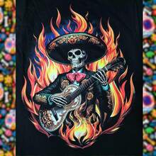 Camiseta Unisex Adulto Cráneo mariachi en llamas. Resplandeciente con la luz Neón o negra para  festejo de día de los muertos y halloween. Serigrafia neón. - Negro - Ver 7