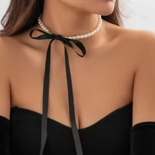 女士时尚蝴蝶结珍珠项链，双层颈链设计 - 白色 - 查看 3