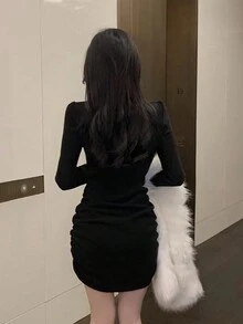 V领褶裥修身连衣裙，显瘦塑形，秋冬黑色春季优雅款 - 黑色 - 查看 2