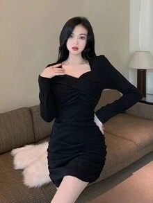 V领褶裥修身连衣裙，显瘦塑形，秋冬黑色春季优雅款 - 黑色 - 查看 4