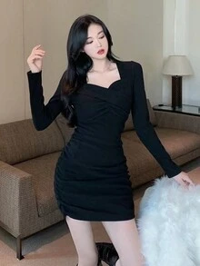 V领褶裥修身连衣裙，显瘦塑形，秋冬黑色春季优雅款 - 黑色 - 查看 3