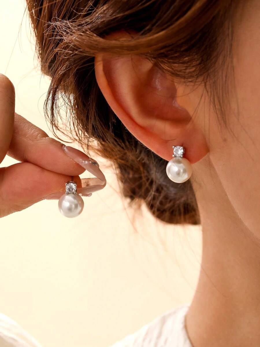 一对时尚立方氧化锆和仿珍珠耳钉，优雅别致。情人节配饰 - 銀色 - 查看 1