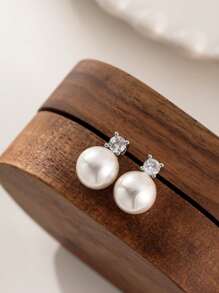 一对时尚立方氧化锆和仿珍珠耳钉，优雅别致。情人节配饰 - 銀色 - 查看 2