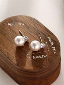 一对时尚立方氧化锆和仿珍珠耳钉，优雅别致。情人节配饰 - 銀色 - 查看 4