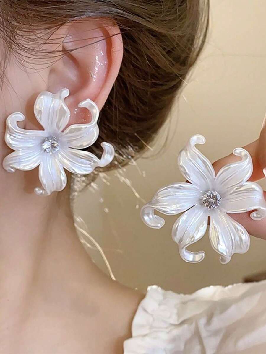 1 Par de Brincos Elegantes Brancos com Flores e Cristais Cintilantes, Simples e Chiques, Adequados para Mulheres Usarem em Casamentos e Eventos