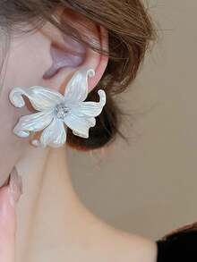 1 Par de Brincos Elegantes Brancos com Flores e Cristais Cintilantes, Simples e Chiques, Adequados para Mulheres Usarem em Casamentos e Eventos