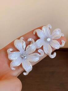 1 Par de Brincos Elegantes Brancos com Flores e Cristais Cintilantes, Simples e Chiques, Adequados para Mulheres Usarem em Casamentos e Eventos