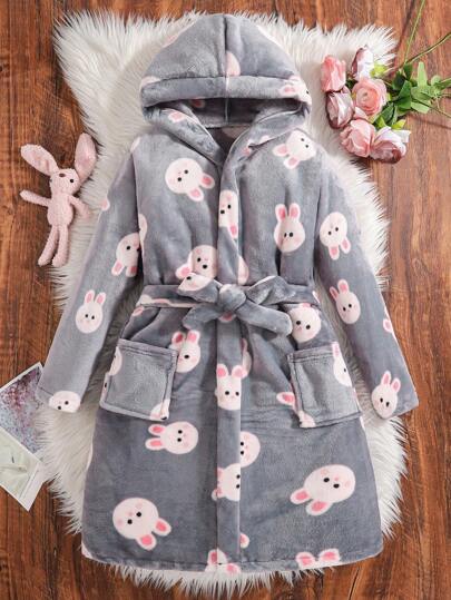 可爱兔子图案法兰绒连帽浴袍，柔软舒适的珊瑚绒保暖睡衣，适合秋冬季节沐浴后居家休闲穿着。