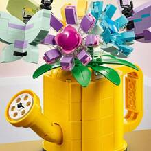 LEGO Set di costruzione 31149 Creator 3 in 1, Fiori in una Annaffiatoio che può trasformarsi in uno Stivale da Pioggia e poi in 2 Uccelli su un Trespolo, Giocattolo Divertente per Bambini