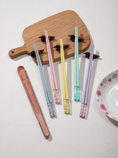 1/5双马卡龙色樱花筷子。可爱鸭子造型筷子架。玻璃纤维+PET材质筷子，ABS树脂筷子架。寿司筷子。中式餐具。适合家庭和餐厅使用。精美礼品。圣诞礼物，学校用品