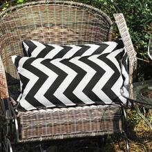 2 paquetes de fundas decorativas impermeables para almohadas de exterior de 12 x 20 pulgadas, negro y blanco - Blanco y negro - Ver 1