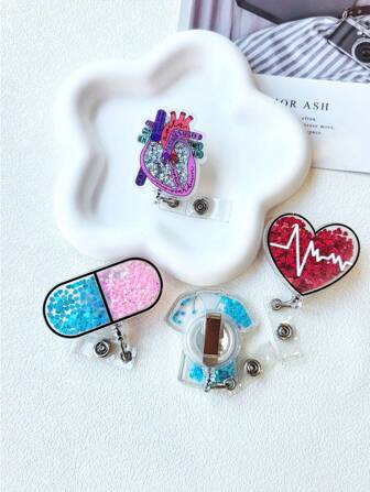 1个可伸缩医生/护士证件挂绳，饰有亚克力闪粉、心形、药丸、心形和服装元素，适合作为护士礼物或日常佩戴，也适合医护人员在万圣节、情人节、汽车、包包、书包、挂绳等场合使用，并带有证件夹。圣诞节汽车配件，送给老师、朋友、姐妹的礼物创意。