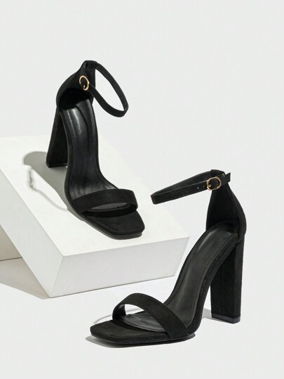 Sandali con tacco alto in velluto con fibbia, punta appuntita, traspiranti e con tacco massiccio. Sandali estivi minimalistici in stile,  sintetico di colore unito.