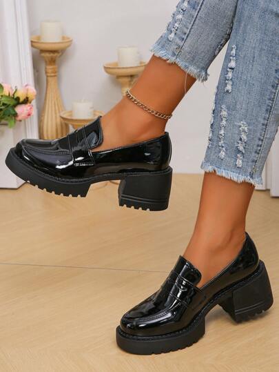 女士新款时尚厚底高跟鞋，舒适乐福鞋，饰有亮面经典搭扣，纯黑色户外套脚坡跟圆头牛津鞋