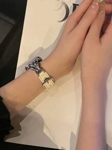 米色皮革表带兼容 表带 女款 41 毫米 40 毫米 38 毫米 44 毫米 45 毫米 42 毫米 49 毫米 Ultra2。时尚皮革表带 V 形金属扣适合表带系列 9 8 7 6 5 4 3 2 1 SE（银色/白色）。佩戴柔软、透气、舒适，兼容 配件
