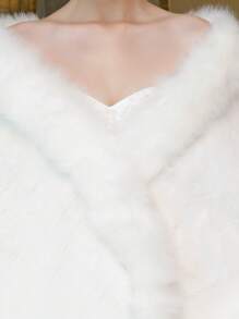 一件式多功能白色新娘披肩，温暖浪漫，适合秋冬季婚礼、宴会等场合，人造毛皮及人造毛皮饰边设计 - A - 查看 7